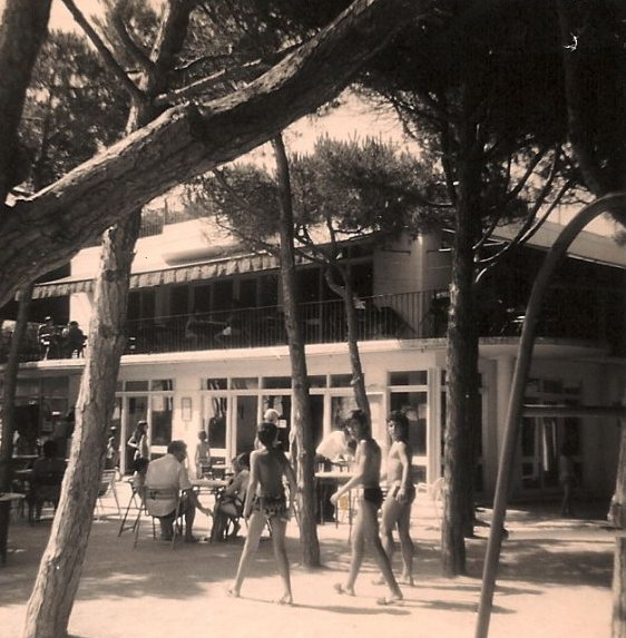 Fotografia de l'exterior del bar/restaurant del càmping Albatros de Gavà Mar